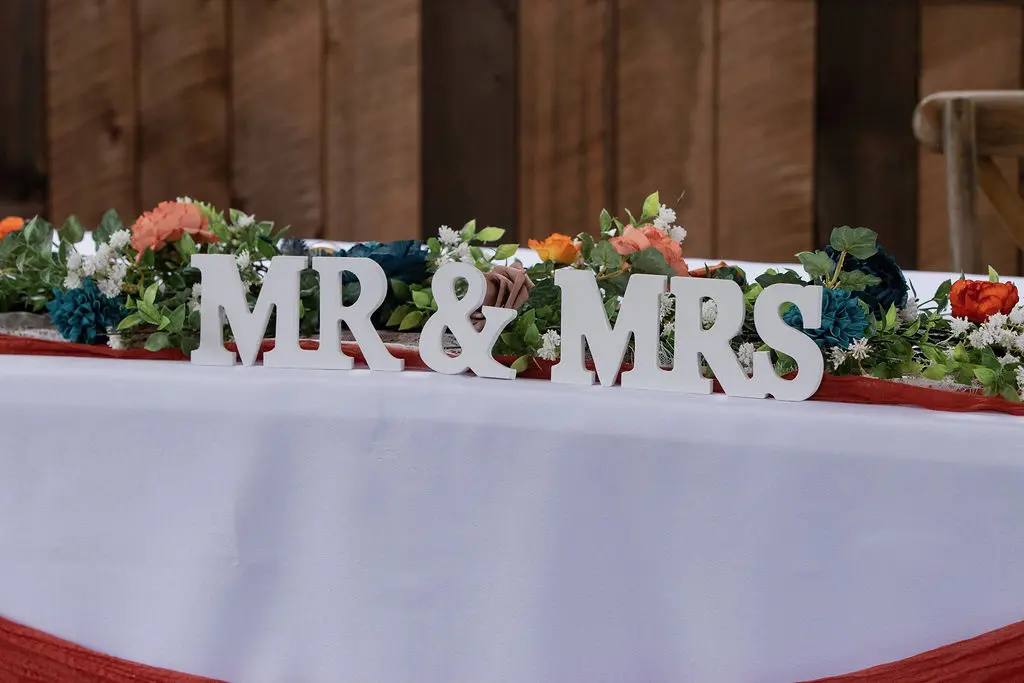 Mr and Mrs sweetheart table decor